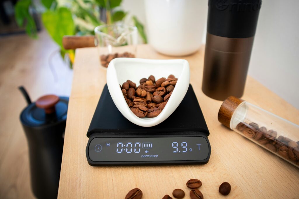 Weighing coffee beans in a coffee dosing tray